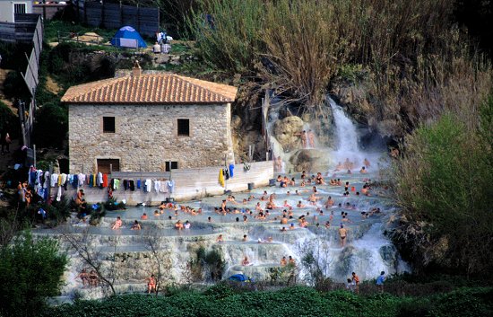 Das überfüllte Natur-Thermalbad