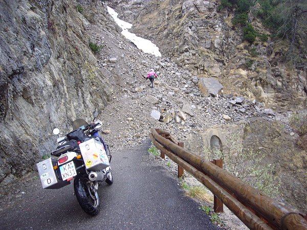 Die Strecke vom Passo Maniva nach Anfo ist verschüttet