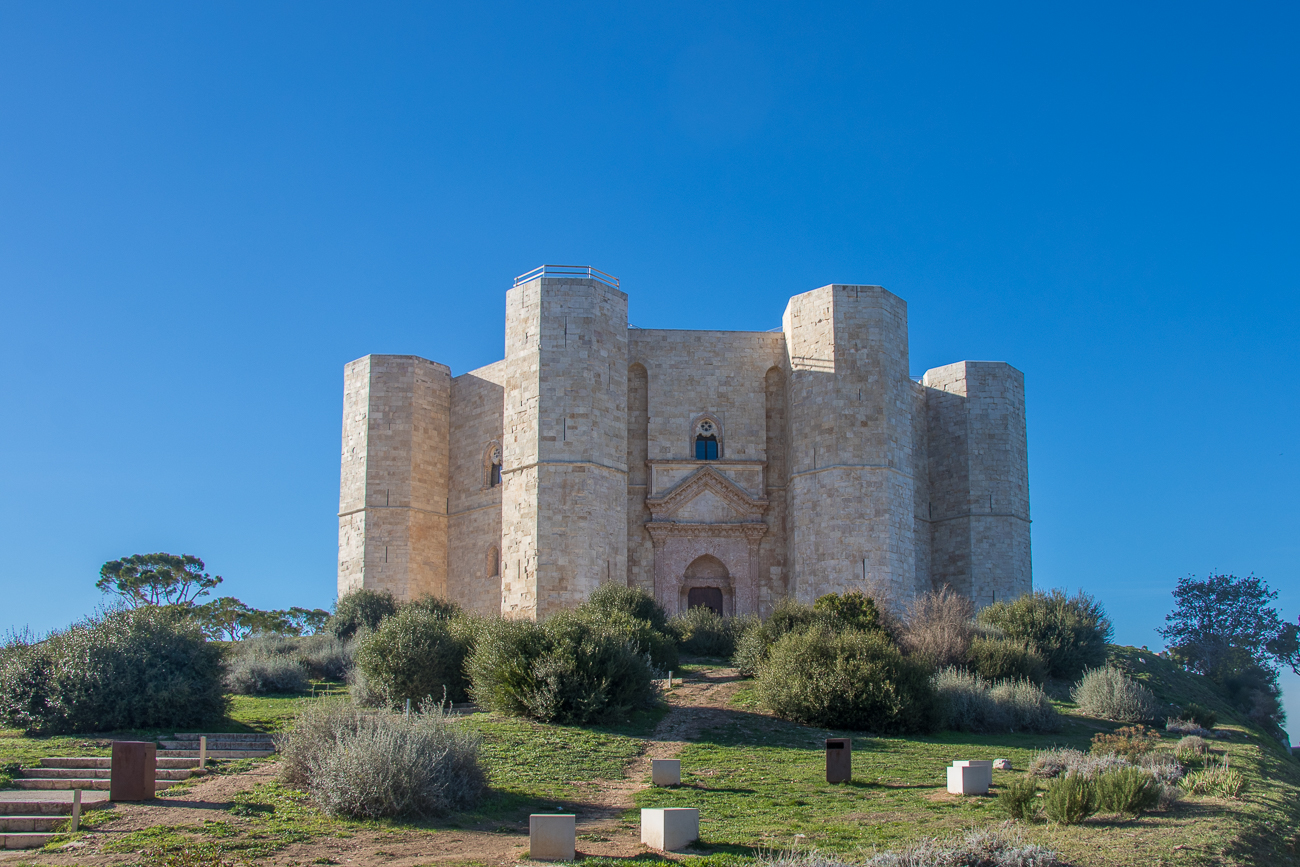 Das Castel del Monte (ursprünglich castrum Sancta Maria de Monte) ist ein Bauwerk aus der Zeit des Stauferkaisers Friedrich II. in Apulien im Südosten Italiens.