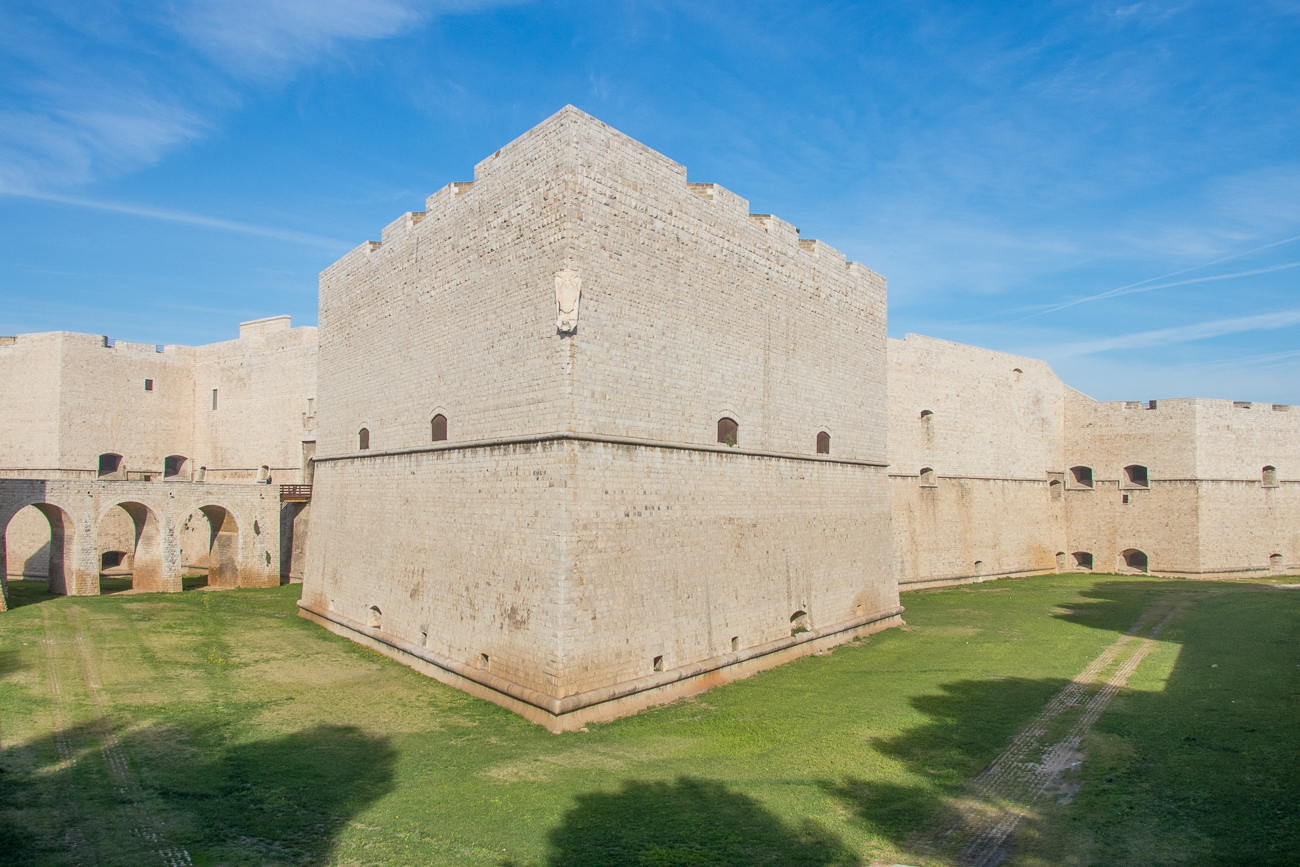 Unter der Regierung Friedrichs II. wurde das Kastell in der Zeit von 1225 bis 1228 weiter ausgebaut. Als die Anjou in Apulien die Herrschaft übernahmen, ließen sie die Festung weiter ausbauen. Unter Karl V. wurde die Festung ein weiteres Mal ausgebaut, um vier massive Bastionen erweitert und erhielt ihre heutige Gestalt