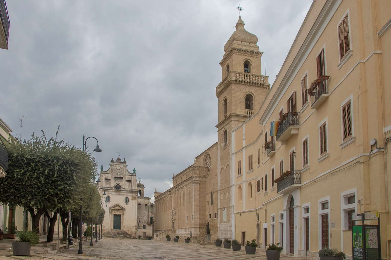 Platz in Gravina mit der Rückseite der Kathedrale 