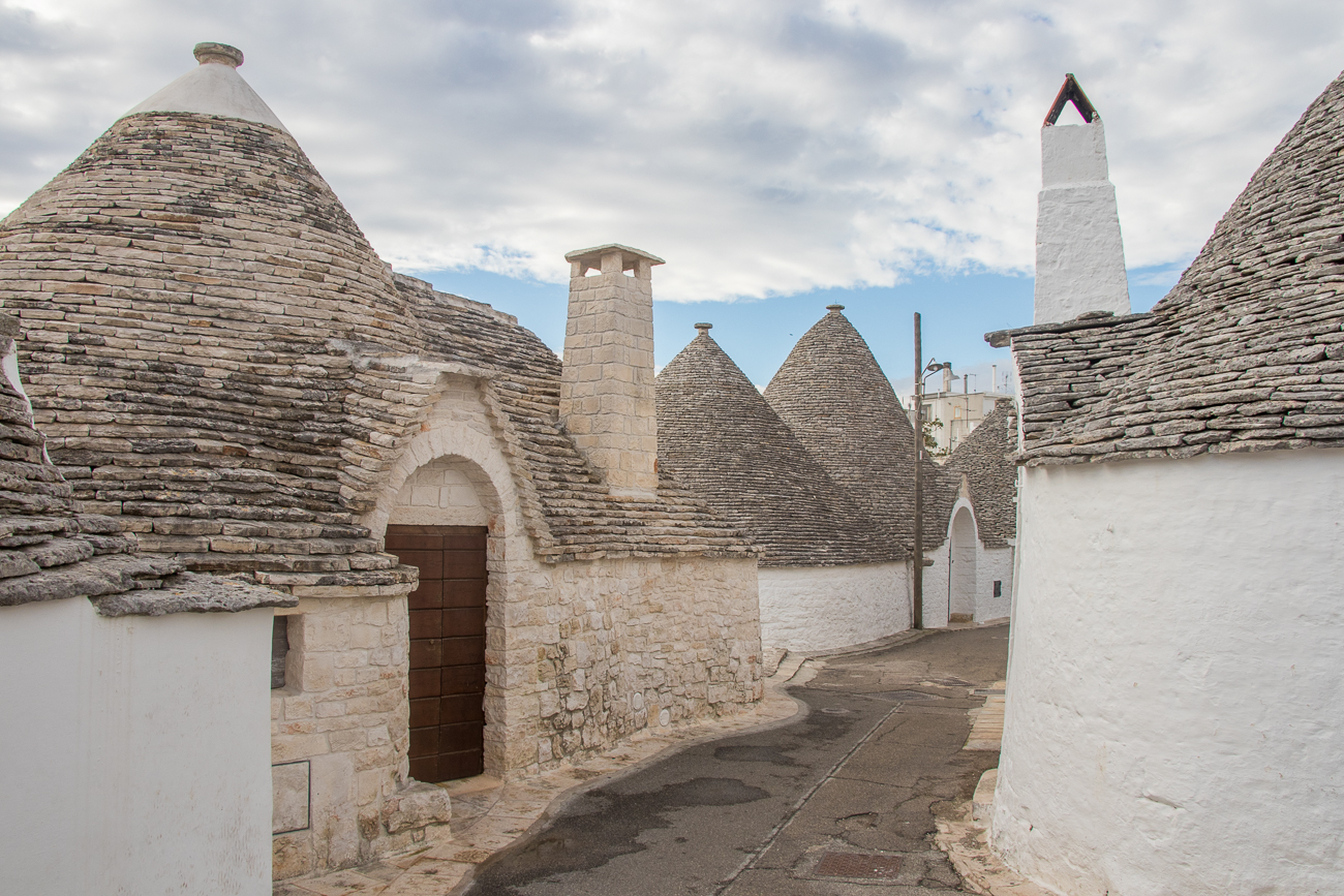 ... stehen die bekannten Trulli 
