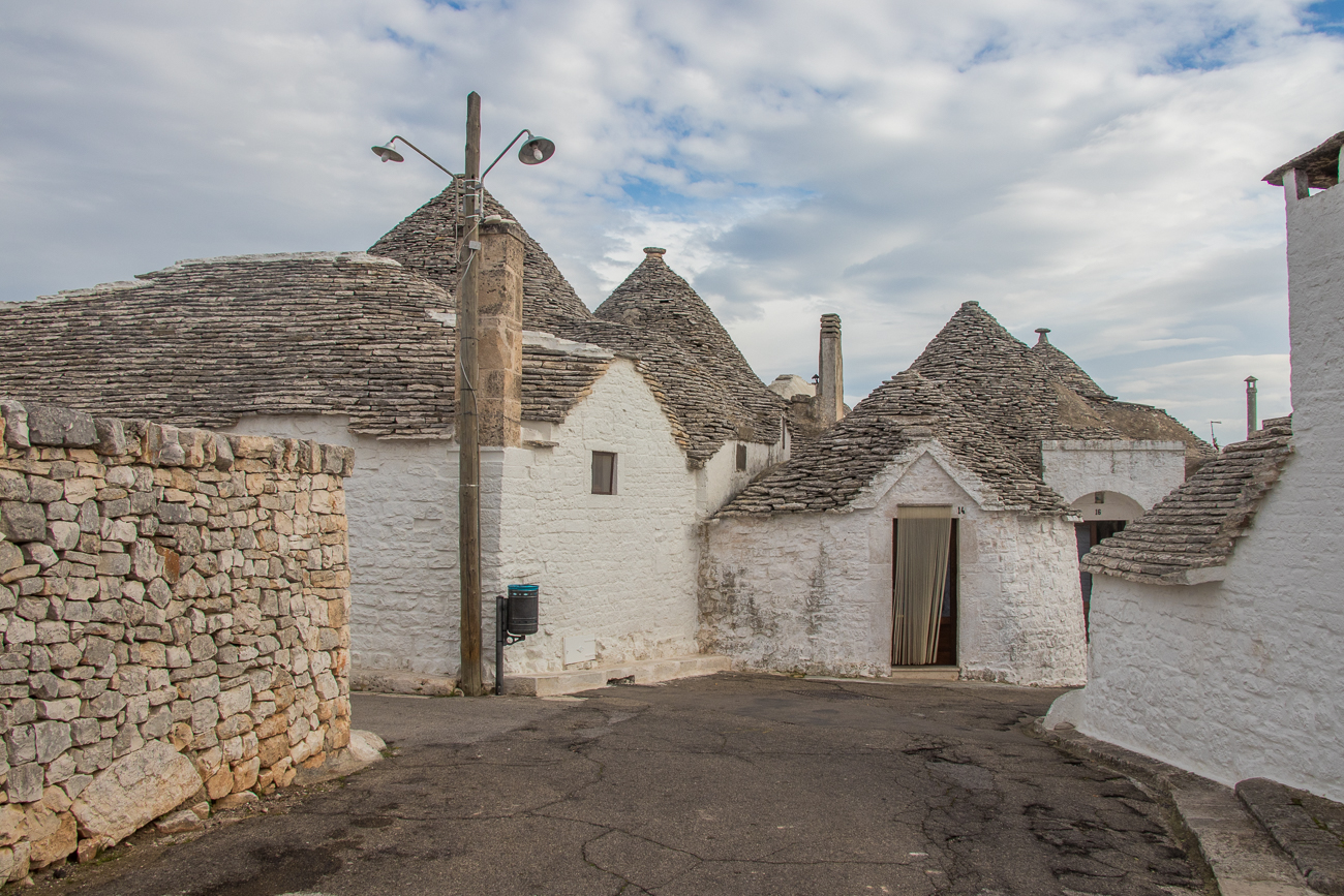 Trullo, Mehrzahl Trulli, ist eine Bezeichnung für die vor allem in Apulien vorkommenden Rundhäuser, deren Steindächer sich nach oben hin in einem Kraggewölbe (sogenanntes „falsches Gewölbe“) 
	verjüngen und mit einem symbolischen Schlussstein, dem Zippus, oft aber auch mit einer Kugel oder einem anderen Symbol, abgeschlossen werden.