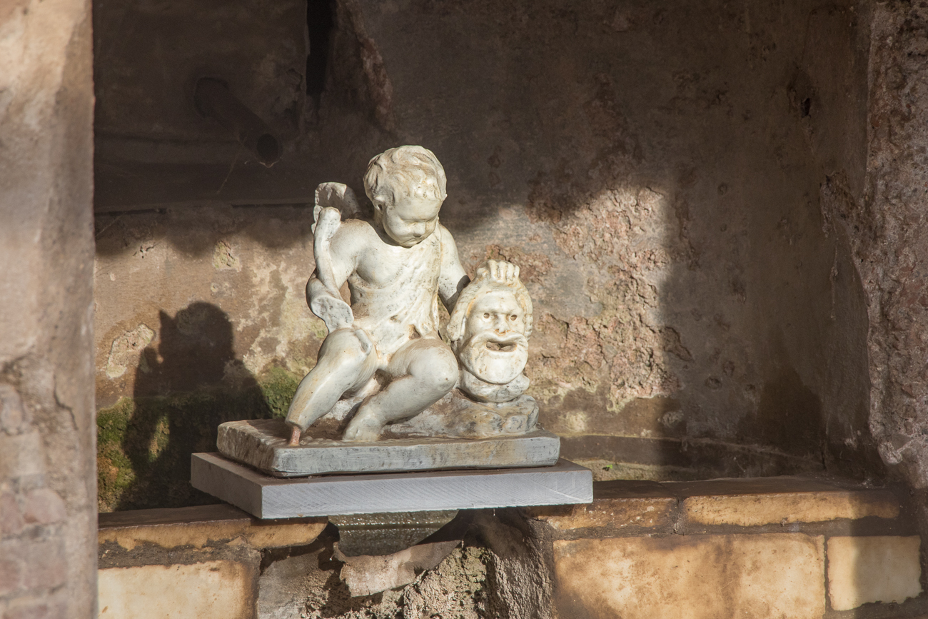 Skulptur an einem Brunnen 