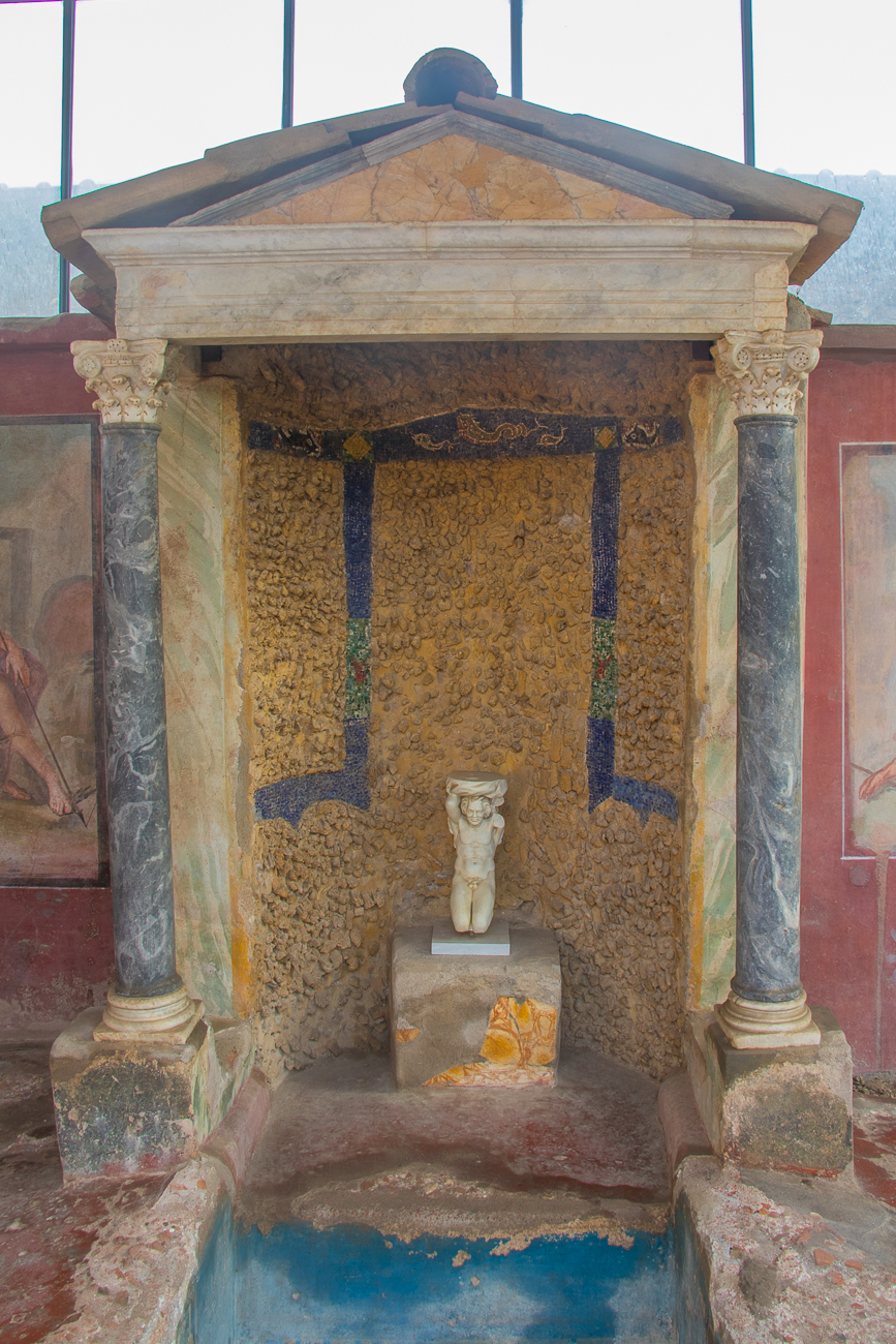 Skulptur an einem Brunnen 
