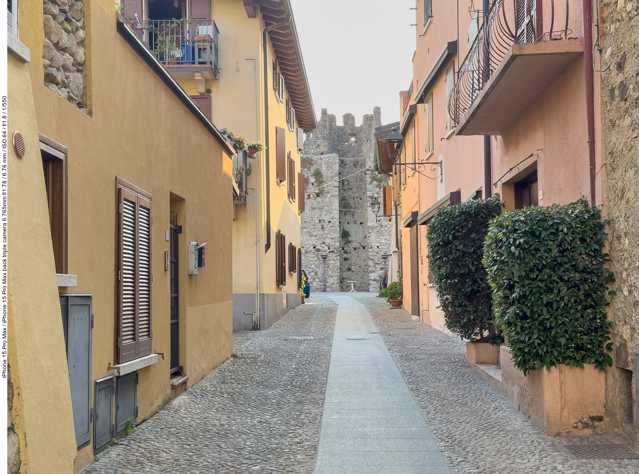 Hier gehen wir zunächst auf das Castello di Moniga zu