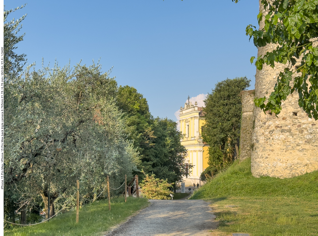 Schönes Haus neben dem Castello