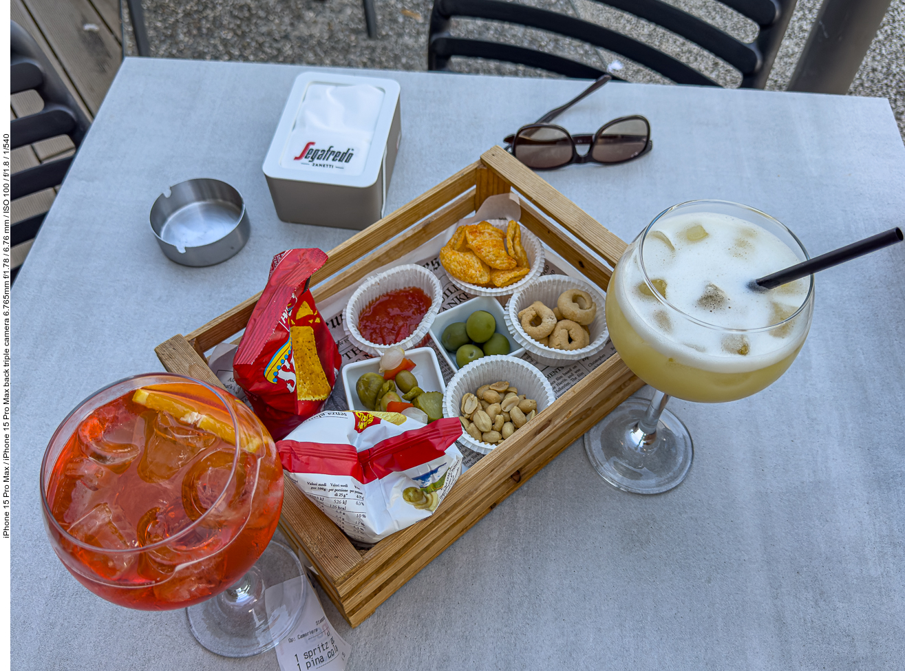 In einer Bar am Hafen lassen wir uns es gut gehen ;-)