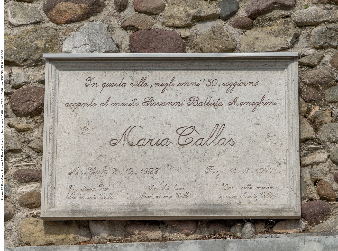 Übersetzung: In dieser Villa wohnte Maria Callas in den 1950er Jahren mit ihrem Mann Giovanni Battista Meneghini. Gebohren am 02.12.1923 in New York und gestorben am 16.09.1977 in Paris
