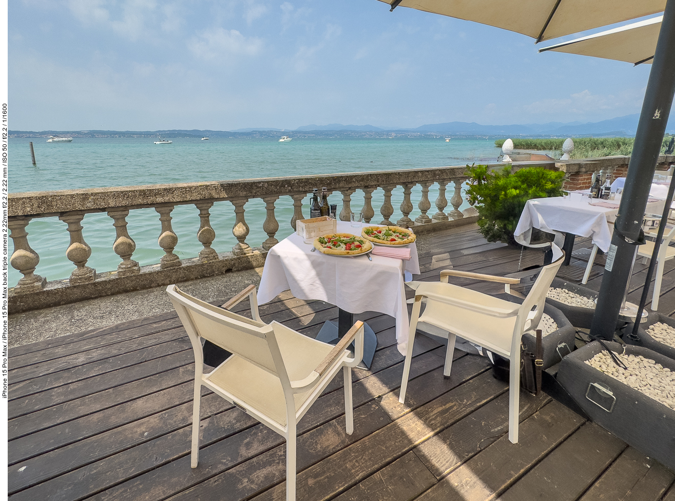 Pizza mit Ausblick außerhalb des Touristenrummels