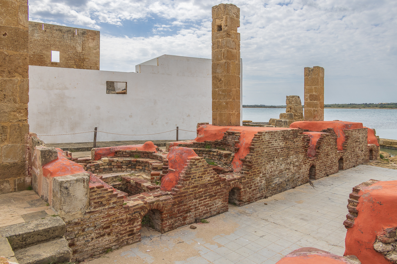 Alte Öfen der Thunfischfabrik der Thunfischfabrik (Tonnara)