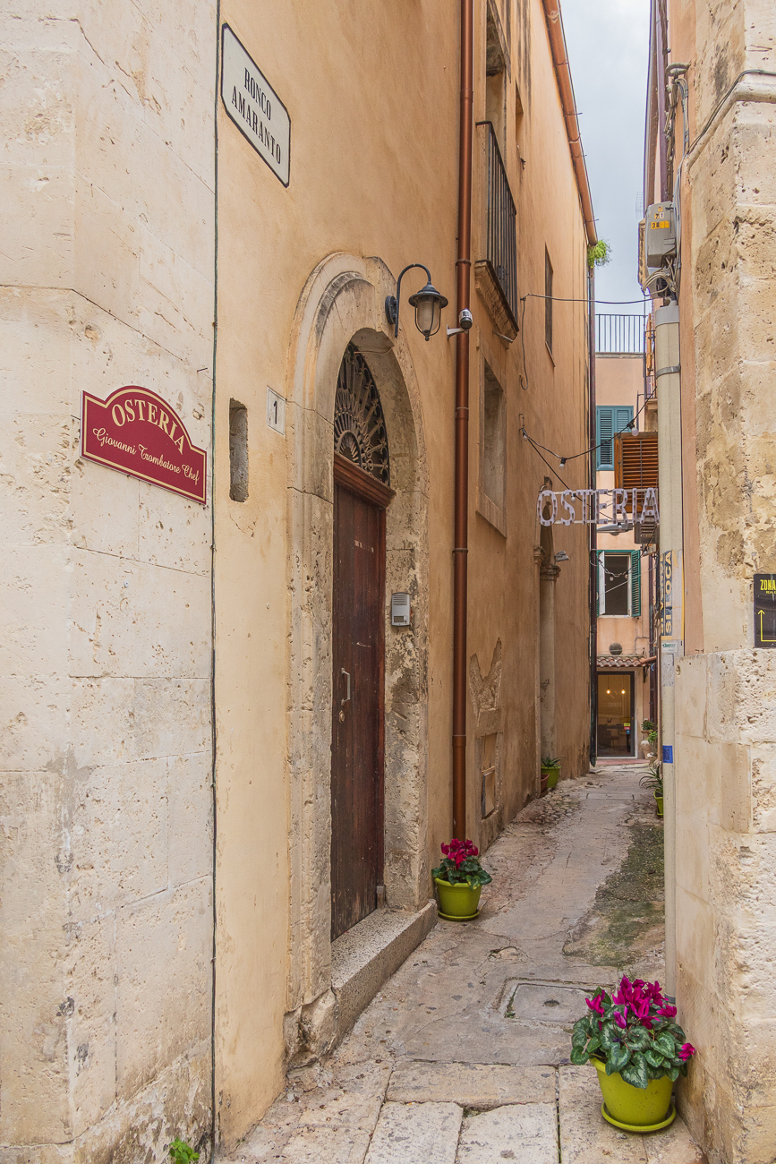 Enge Gasse mit Blumen