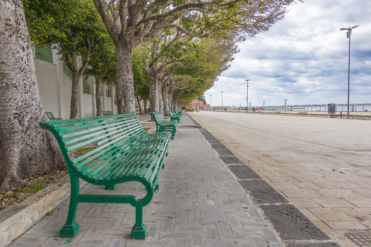 Die Hafenpromenade ist um diese Jahreszeit noch menschenleer
