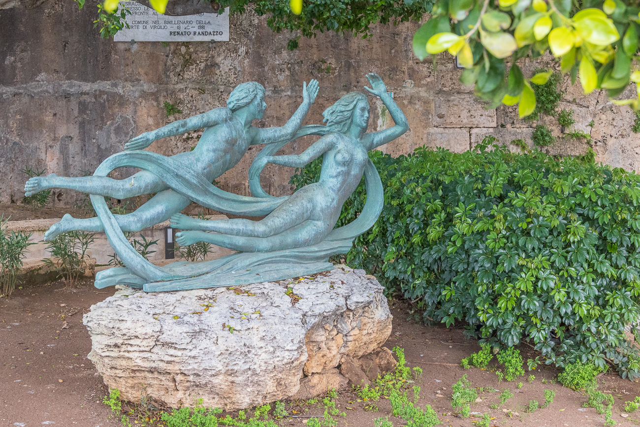 Skulptur mit Arethusa und Alfeo neben der Quelle