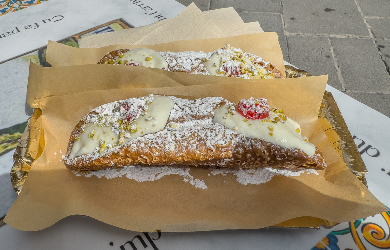 Cannoli sind eine sizilianische Spezialität. Mittlerweile sind die Cannoli weltberühmt geworden und sind auf Sizilien überall zu finden. Vielleicht weil diese knusprig frittierten Röllchen, mit einer feinen Ricotta-Creme gefüllt, einfach nur himmlisch sind?
