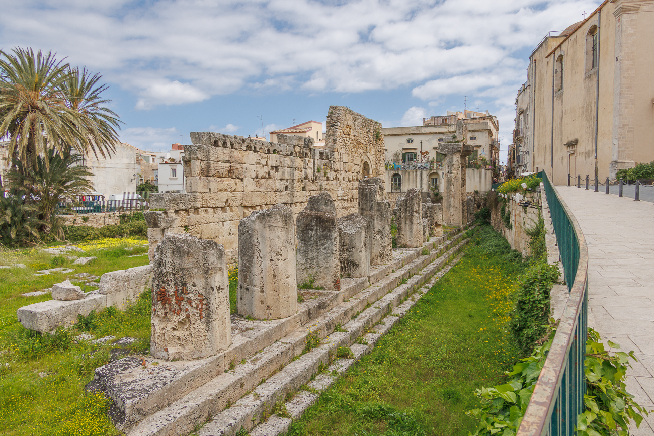 Der Apollontempel oder Apollon- und Artemistempel ist ein griechischer Tempel in Syrakus in Sizilien. Der Tempel liegt am Eingang zur Altstadt Ortigia. 