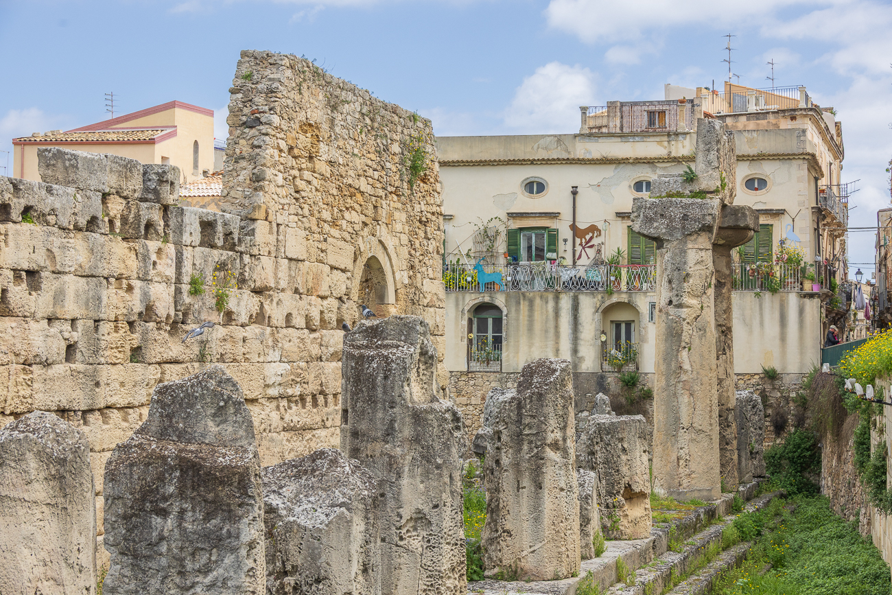 Der Anfang des 6. Jahrhunderts v. Chr. erbaute Tempel ist der älteste bisher bekannte größere griechische Tempel Siziliens. Er ist einer der ersten großen dorischen Peripteraltempel (Ringhallentempel) Groß-Griechenlands und etwa zur gleichen Zeit entstanden wie der Tempel von Korfu. 