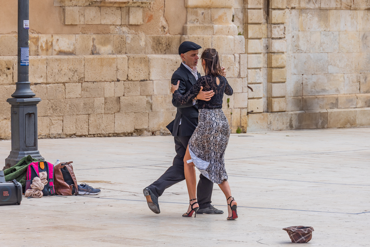 Auf einem Platz in der Altstadt wird Tango getanzt