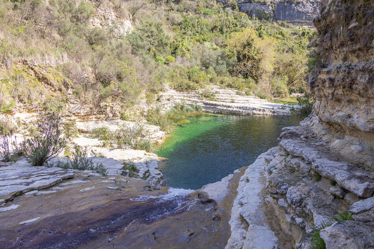 Hinter einem weiteren Wasserfall setzen sich die Teiche fort