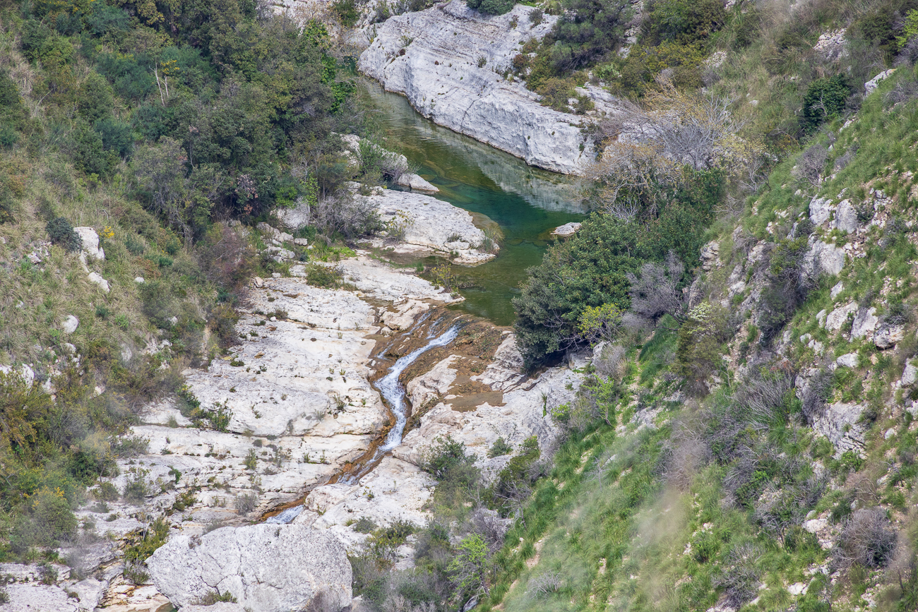 ... unten liegt einer der Teiche, die durch das Flüsschen Cassibile gespeist werden ...