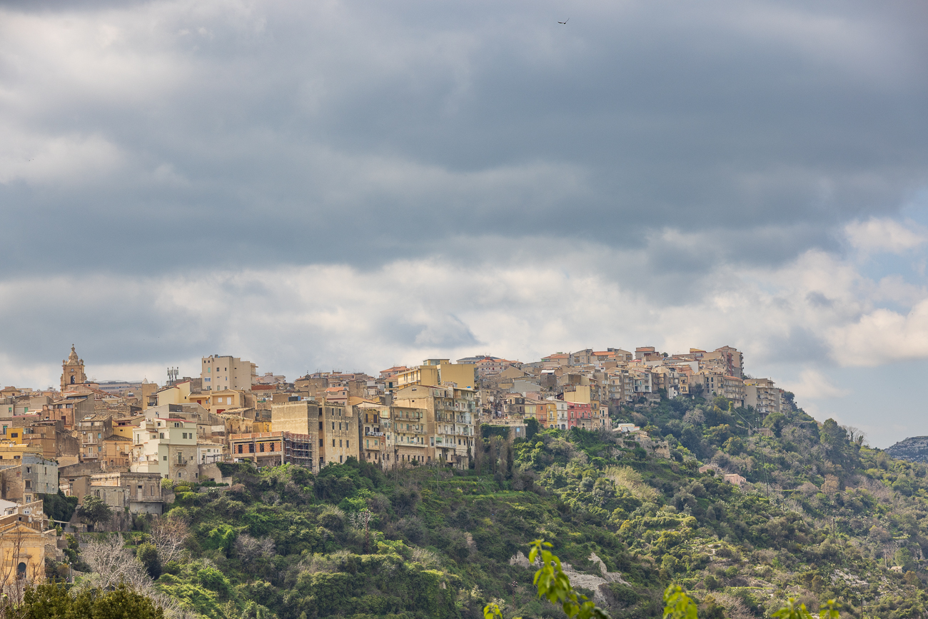 Auf der anderen Seite der Schlucht liegt die Oberstadt Ragusa Superiore