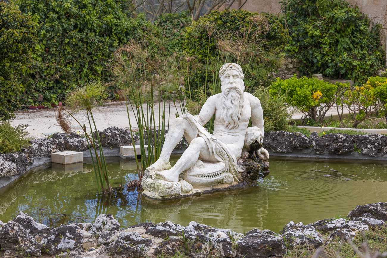 Skulptur mit Krokodil