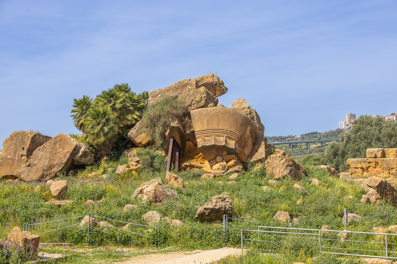 Trümmer des Olympieions Im Hintergrund die moderne Stadt Agrigento