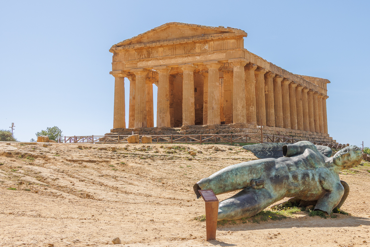 Vor dem Concordia-Tempel in Agrigento wurde 2011 eine Statue von Igor Mitoray aufgestellt, der in seinen Werken den menschlichen Körper benutzt, um metaphysische Konzepte auszudrücken.