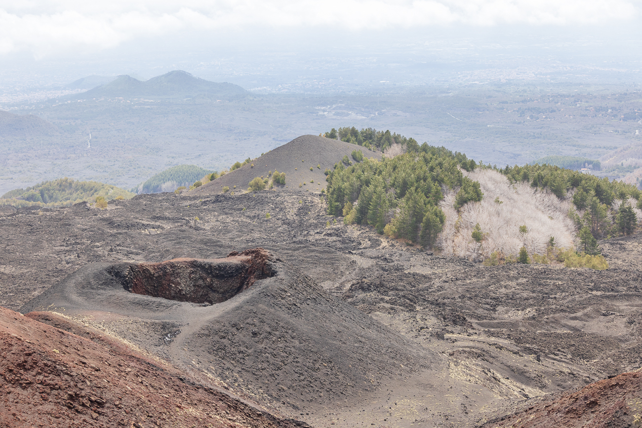 Richtung Süden sieht man einen Nebenkrater und den Monte Nero