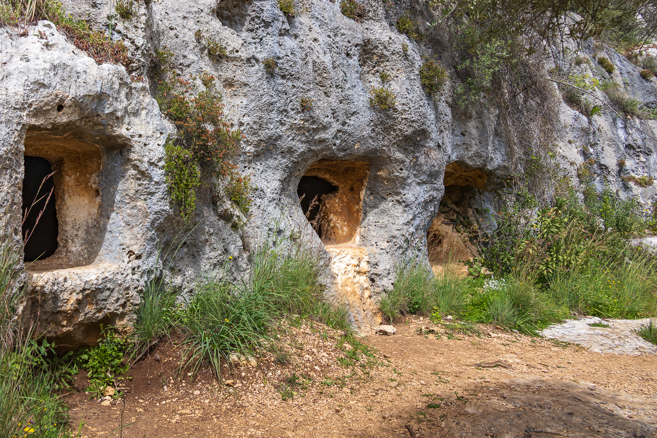 Weitere Grabkammern am Wanderweg
