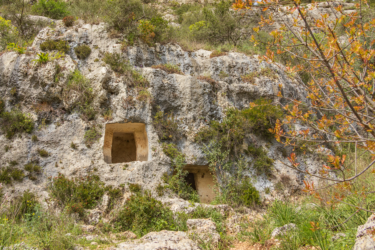 Weitere Grabkammern am Wanderweg