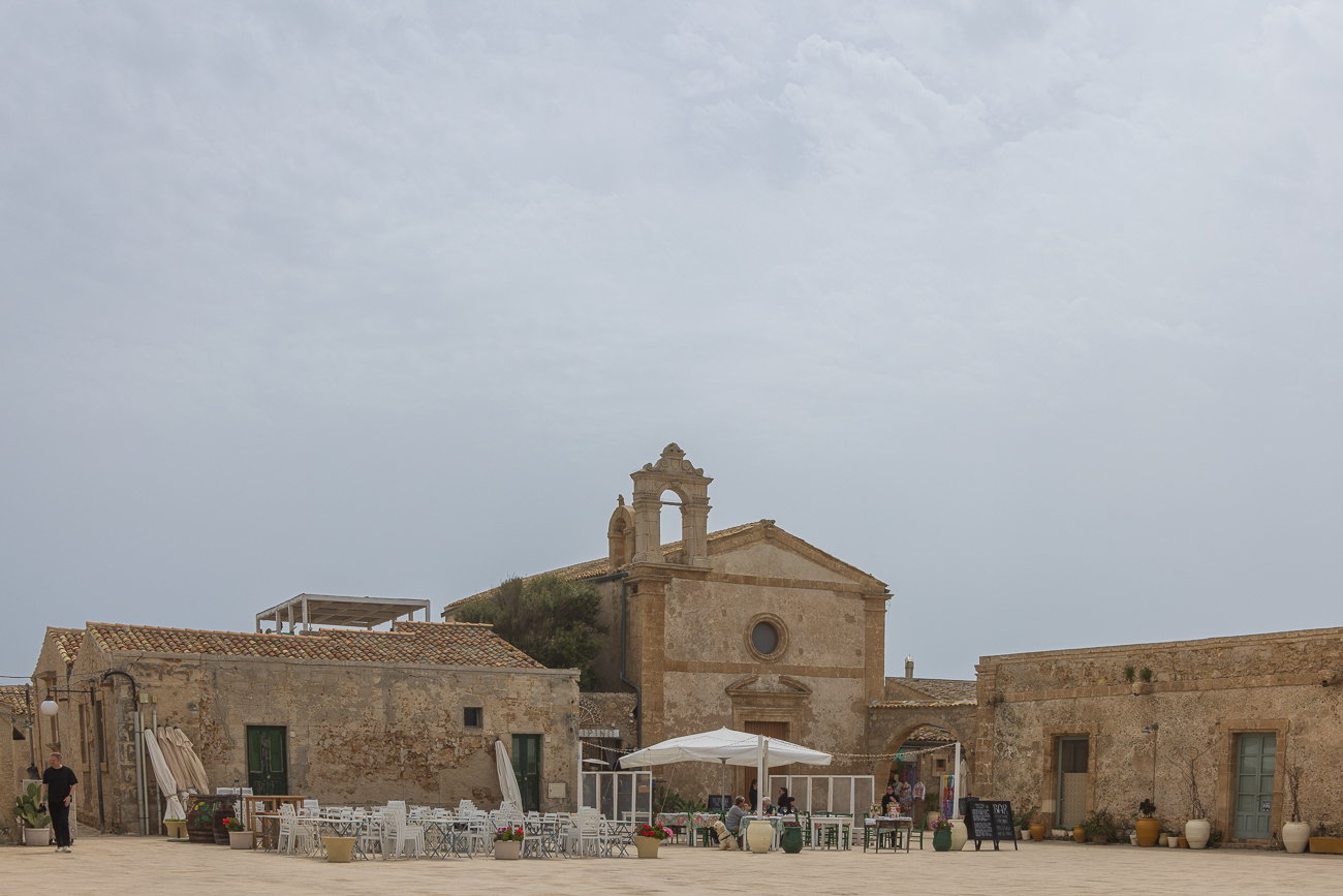 Die Kirche des Örtchens und der Hauptplatz