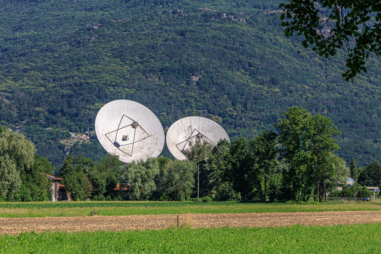 Riesige Parabolspiegel im Tal