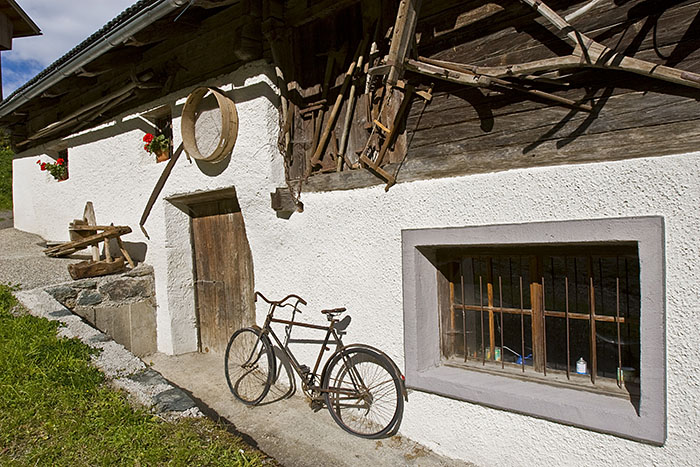 Fahrrad vor alter Mühle