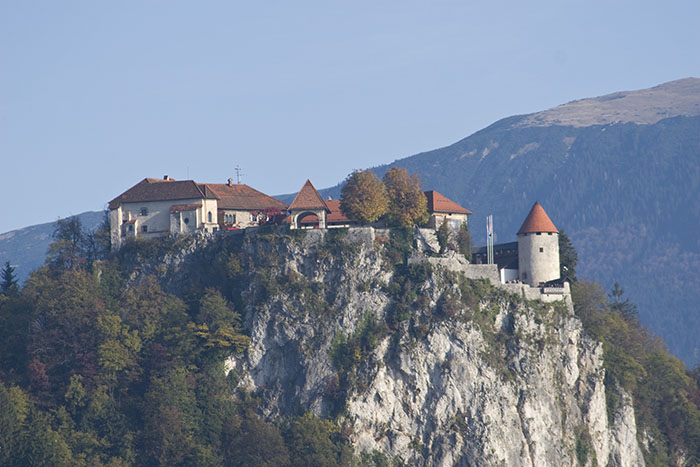 Die Burg hoch über dem Bleder See