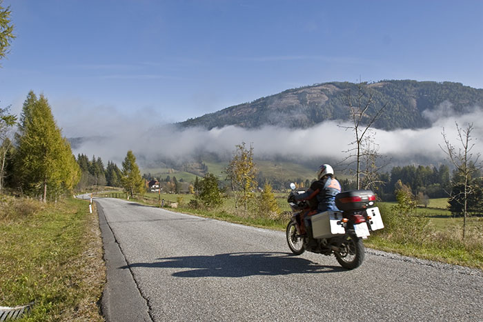 Bei der Abfahrt müssen wir durch die Wolken durch
