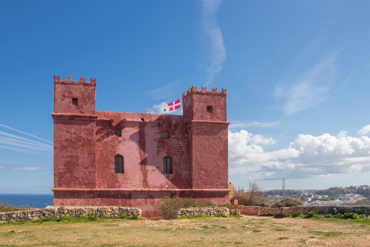 St. Agatha Tower, auch Red Tower genannt, von hier aus hat man einen Blick auf Gozo ... 
