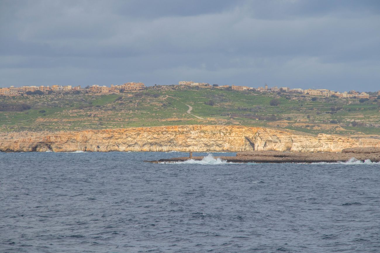 Auf dem Hügel liegt die Ortschaft Ħondoq ir-Rummien auf Gozo 