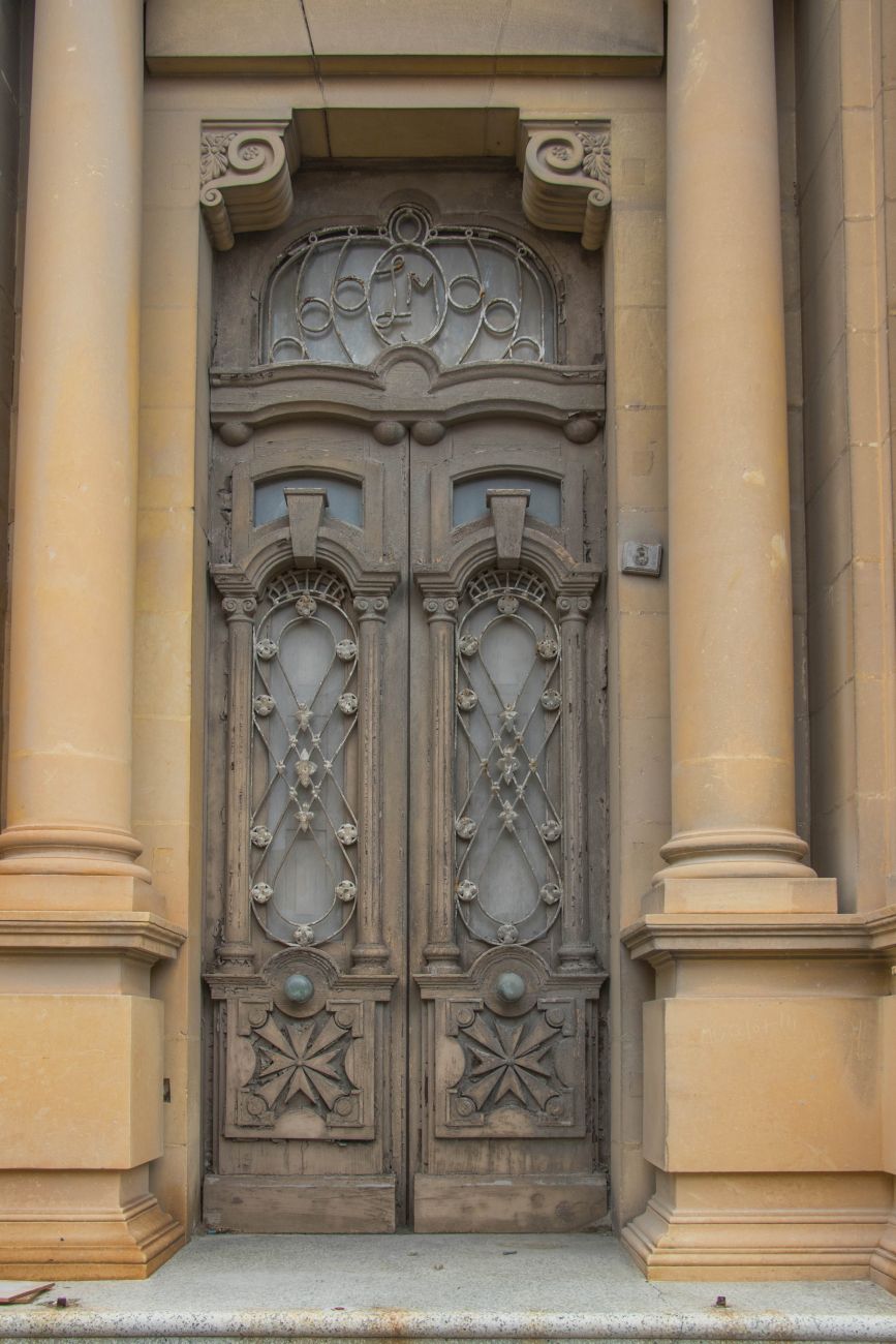 Haustür mit Malteserkreuzen