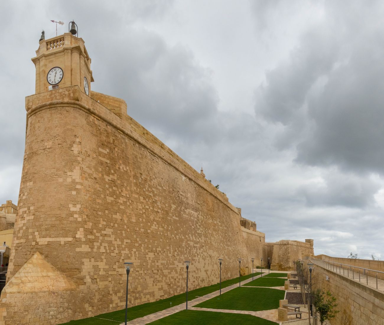 Hohe Mauern und schöne Grünanlagen 