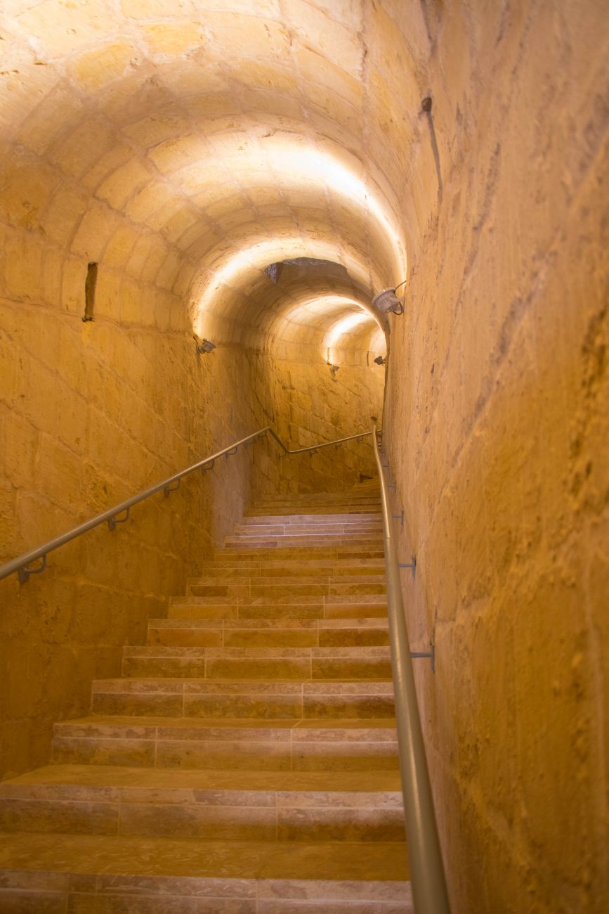 Langer Gang durch die dicken Mauern 