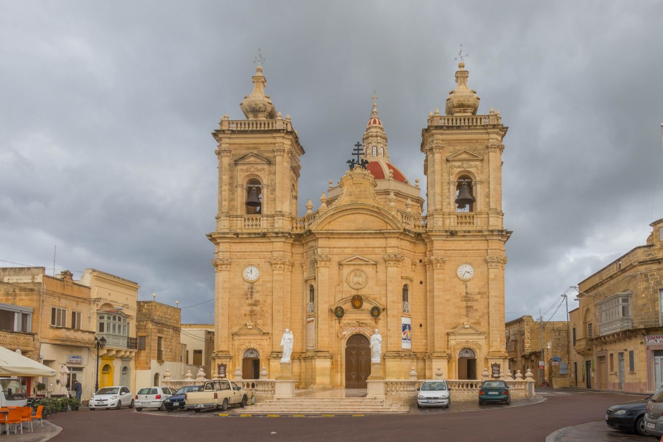 Xaghra-Gemeindekirche, die Uhren zeigen unterschiedliche Zeiten an, um den Teufel zu verwirren 