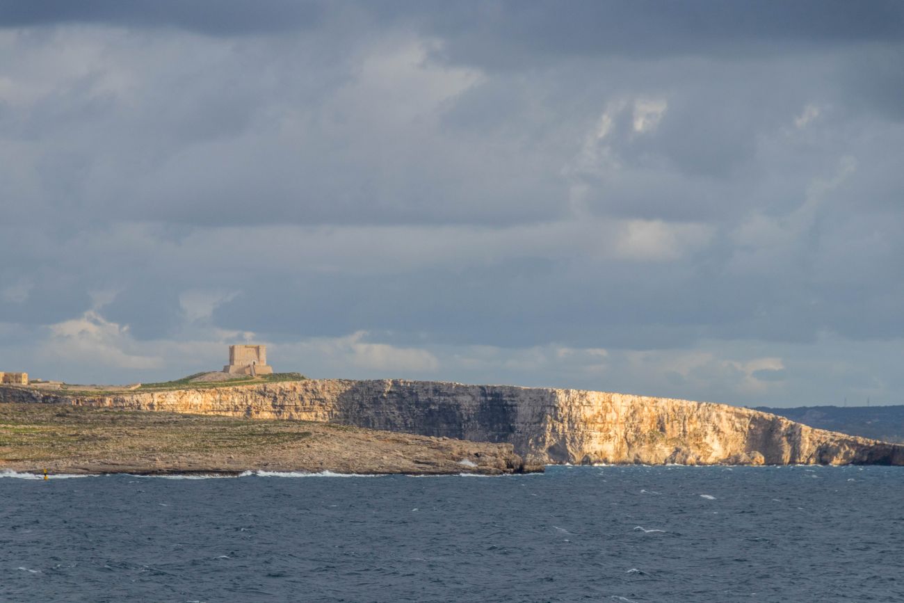 Links die Insel Comino ... 