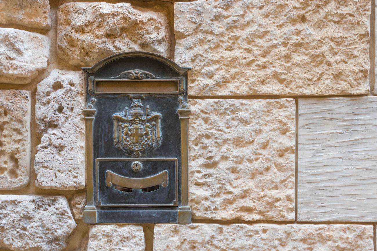 ... detailreiche Wände wechseln sich ab 