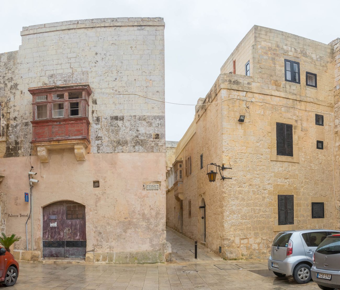 Die parkenden Autos stören leider das Stadtbild