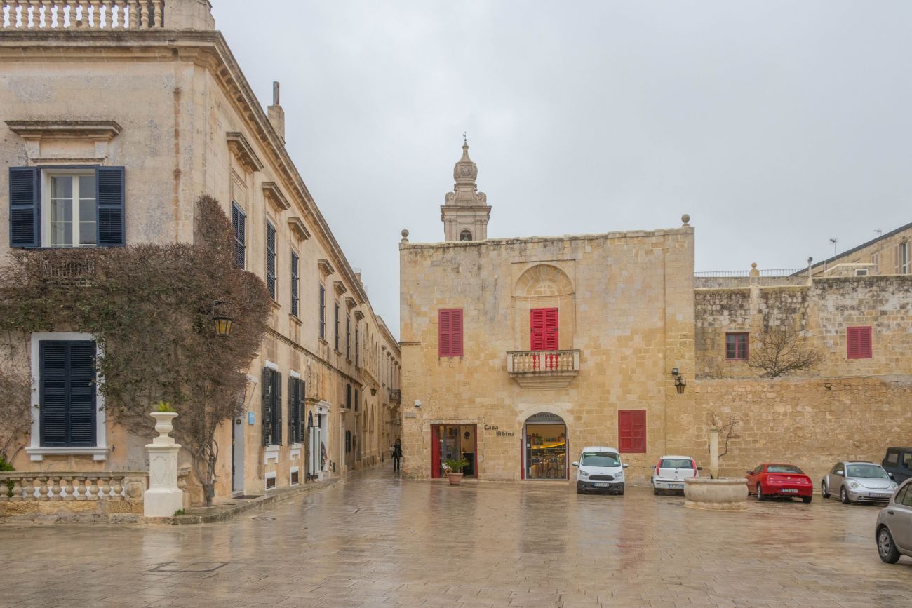 Platz mit Andenkenläden