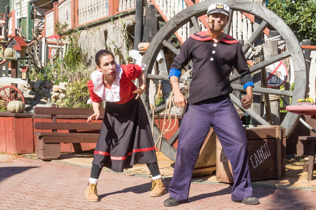 Ab und zu wird durch die Schauspieler eine kleine Geschichte aufgeführt 