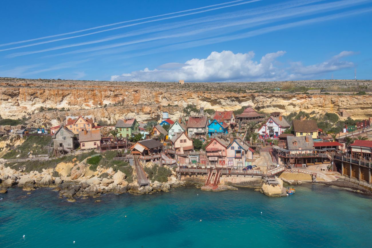 Blick über die Anchor Bay mit Popeye Village