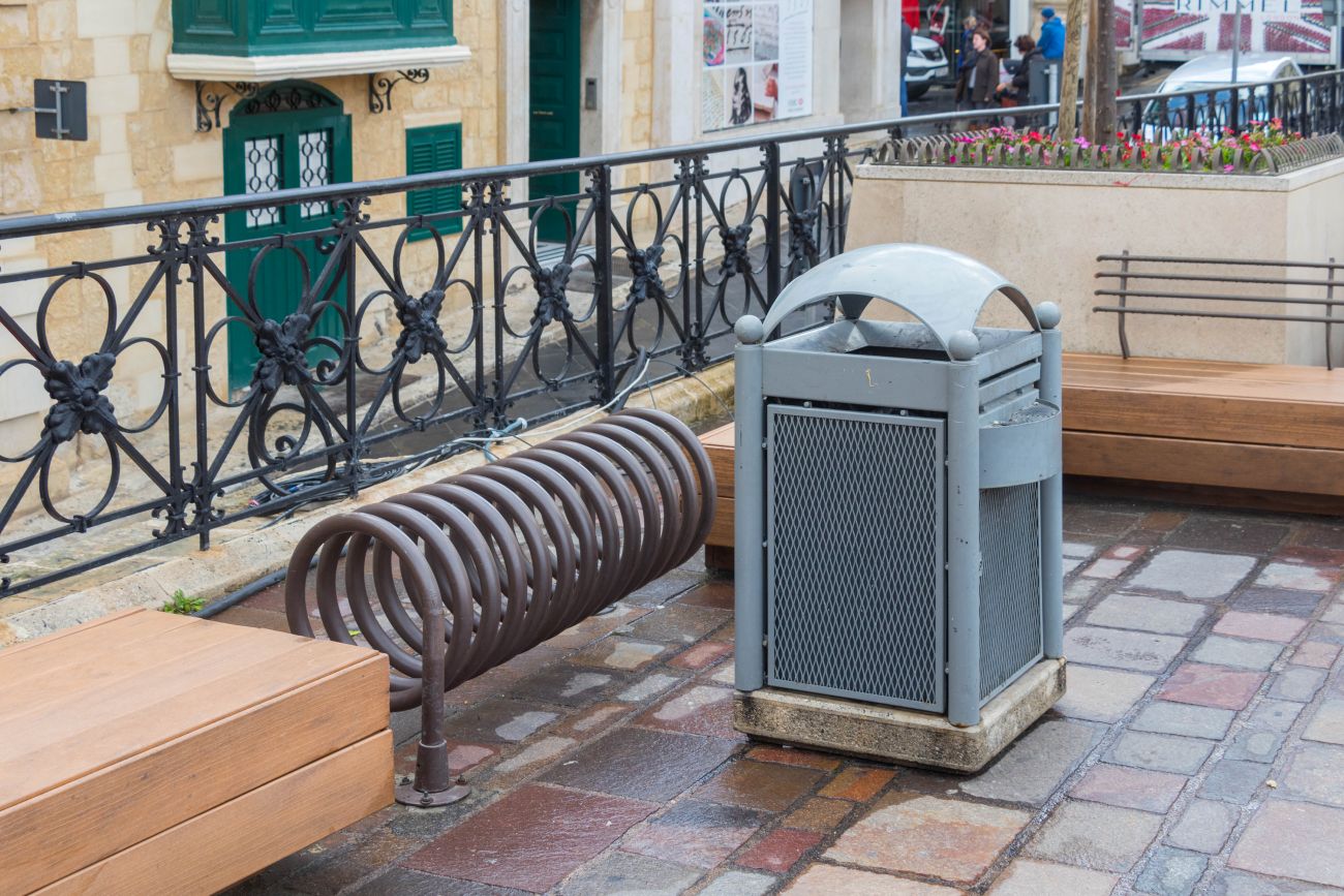 Typisch südländisch: Fahrradständer und diesen gleich unbrauchbar gemacht ;-) 