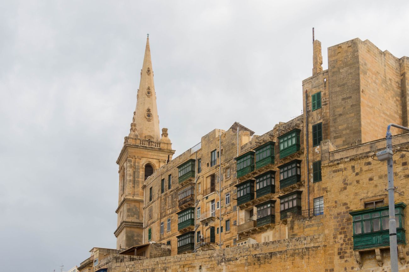 Typische Holzerker an den Häusern Vallettas